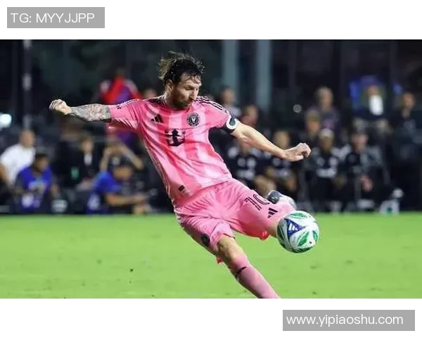 梅西在赛场上怒吼足球明星们的激情碰撞引发热议